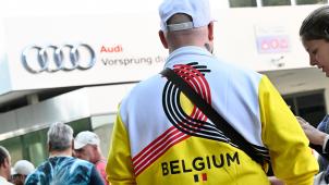 <p>Audi-Arbeiter vor dem Werk in Forest</p>