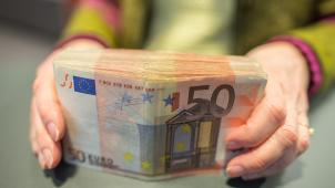 <p>Bankmitarbeiterin am Schalter. Die Sparformeln der Banken sind deutlich attraktiver als die neue Staatsanleihe, die ab diesen Donnerstag gezeichnet werden kann.</p>