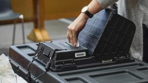 <p>In der Deutschsprachigen Gemeinschaft wird elektronisch gewählt, in der Wallonischen Region auf Papier. Damit bei den anstehenden Wahlen nur ein System angewendet wird, haben die DG und die Wallonie ein Abkommen geschlossen.</p>