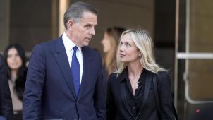 <p>Hunter Biden und seine Frau Melissa Cohen Biden verlassen das Bundesgericht, nachdem er sich der Steuervergehen schuldig bekannt hat.</p>