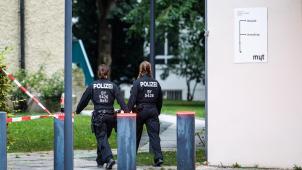 <p>Zwei Polizistinnen patrouillieren am Morgen um das Israelische Generalkonsulat, während rechts die Ecke des Gebäudes zu sehen ist, an der es zum Schusswechsel zwischen dem Angreifer und der Polizei gekommen ist.</p>