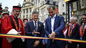 <p>Michel Doukeris (2.v.l.), Generaldirektor des Brauereiriesen AB Inbev, und Premierminister Alexander De Croo eröffnen das Belgian Beer Weekend auf dem Grand’Place.</p>