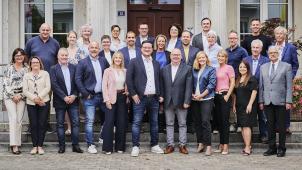 <p>Mit dieser Mannschaft tritt die PFF bei den Gemeindewahlen am 13. Oktober an. 19 der 27 Mitstreiter kandidieren erstmals in Eupen.</p>