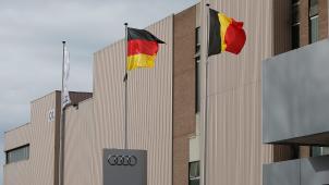 <p>Die deutsche und die belgische Flagge sind während eines Staatsbesuches vor dem Audi-Werk in der Brüsseler Gemeinde Forest zu sehen.</p>