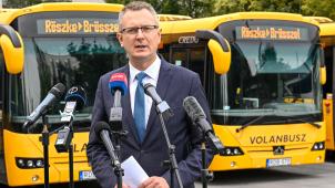 <p>Der ungarische Vize-Innenminister Bence Rétvári präsentierte medienwirksam die Busse, mit denen er Migranten nach Belgien bringen will.</p>