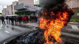 <p>Von den rund hundert Beschäftigten, die sich am Dienstag vor dem Tor des Audi-Werks versammelten, waren etliche bereit, die Arbeit wieder aufzunehmen. Aber das ist nach wie vor nicht möglich. Die Fabrik bleibt vorerst geschlossen.</p>