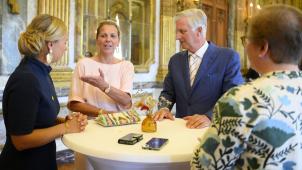 <p>König Philippe im Gespräch mit einigen der eingeladenen „Alltagshelden“.</p>