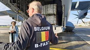 <p>Im Beisein von Außenministerin Hadja Lahbib (l.) wurden die Zelte in die Transportmaschine verladen.</p>
