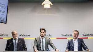 <p>Ministerpräsident Adrien Dolimont (m.) mit seinen Stellvertretern Pierre-Yves Jeholet (l.) und François Desquesnes bei der Pressekonferenz am Donnerstag in Namur.</p>