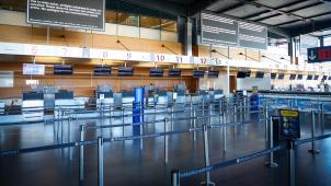 <p>Verwaiste Check-in-Schalter am Flughafen Charleroi</p>