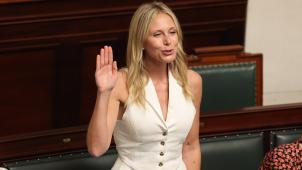 <p>Julie Taton bei ihrer Vereidigung als Kammerabgeordnete</p>