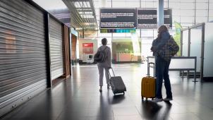 <p>Zwei Tage lang herrschte gähnende Leere im Flughafen Charleroi. Nur vereinzelte Fluggäste verloren sich im verwaisten Terminal.</p>
