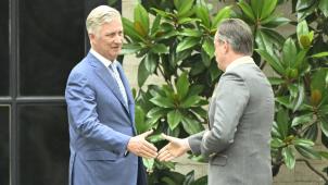 <p>König Philippe (l.) hat am Montagvormittag Formateur Bart De Wever im Königlichen Palast empfangen.</p>