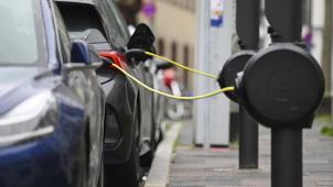 <p>Elektroautos an neuartigen E-Ladesäulen</p>