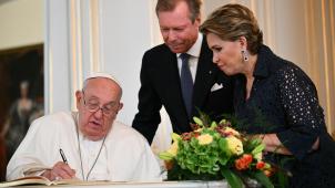 <p>Im Beisein von Großherzog Henri und Großherzogin Maria Teresa trägt sich der Papst ins Goldene Buch ein.</p>