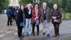 <p>Fünf der sechs Ostbelgier, die am Samstag der Begegnung mit Papst Franziskus in der Basilika von Koelberg beiwohnten (v.l.n.r.): Manuela Theodor, Anita Laschet, Myriam Keutgens, Jean Pohlen und Irma Heuschen</p>