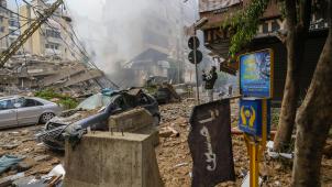 <p>Ein Mann dokumentiert die beschädigten Gebäude am Ort eines israelischen Luftangriffs in einem südlichen Vorort von Beirut, Libanon.</p>