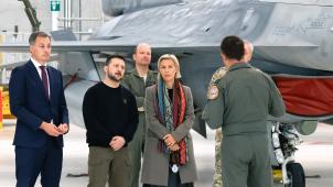 <p>Im vergangenen Mai weilte der ukrainische Präsident Wolodymyr Selenskyj (2. von links) zu einem Blitzbesuch in Belgien, wo er zusammen mit Premierminister De Croo (links) und Verteidigungsministerin Dedonder F-16-Piloten traf.</p>