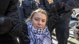<p>Die schwedische Aktivistin Greta Thunberg blockiert mit anderen Aktivisten eine Straße im Stadtzentrum.</p>