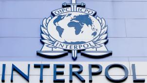 <p>Das Emblem von Interpol auf der Fassade eines Interpol-Gebäudes in Singapur.</p>