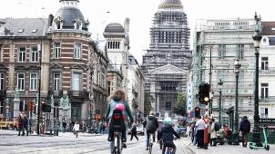 <p>Fahrradfahrer sind vor dem Brüsseler Justizpalast unterwegs.</p>