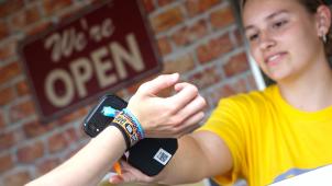 <p>Bargeldloses Bezahlen ist inzwischen Standard auf Musikfestivals.</p>