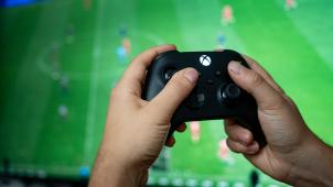 <p>Ein Mann hält einen Kontroller der Spielekonsole Xbox Series X in der Hand.</p>