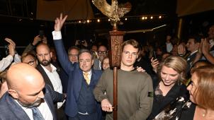 <p>Mit Legionsadler und Siegeszeichen: „Römischer Triumph“ von Bart De Wever</p>