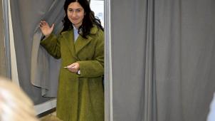 <p>Die N-VA-Politikerin Zuhal Demir bei der Abgabe ihrer Stimme in Genk.</p>
