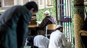 <p>In Belgien gibt es 43 Moscheen, die dem Netzwerk Diyanet angehören. Letzteres sorgt u.a. aufgrund seiner Nähe zur türkischen Erdogan-Regierung immer wieder in die Kritik.</p>