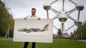 <p>Architekt Thomas Faes mit dem Entwurf eines Flugzugs im Atomium-Design</p>