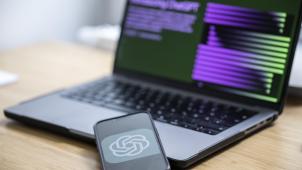 <p>Das Programm ChatGPT auf einem Handy und Laptop</p>