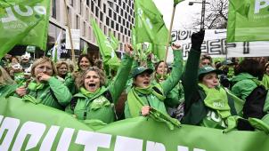 <p>Tausende Menschen protestierten am Donnerstag für eine Aufwertung des nichtkommerziellen Sektors.</p>