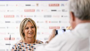 <p>Die bisherige Bürgermeisterin Ingrid Kempeneers ist hier bei einer Pressekonferenz des Fußballklubs in Sint-Truiden zu sehen.</p>