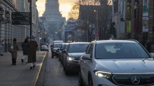 <p>Autos fahren durch das Stadtzentrum von Brüssel</p>