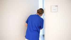 <p>Es gibt zu wenig Pflegepersonal.</p>
