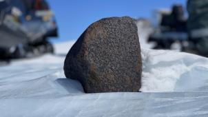<p>Dieser 7,6 Kilogramm schwere Meteorit wurde im letzten Jahr von einem Forscherteam in der Antarktis gefunden.</p>