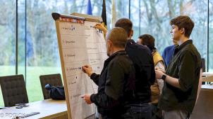 <p>Auf diesem Bild wählt der Bürgerratam 16. März 2024 das Thema für die 6. Bürgerversammlung.</p>