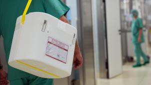 <p>Ein Styropor-Behälter zum Transport von zur Transplantation vorgesehenen Organen wird am eines OP-Saales vorbei getragen.</p>