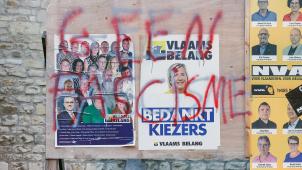 <p>Beschmierte Wahlplakate in Ranst. In dieser Gemeinde mit 20.000 Einwohnern ist der Vlaams Belang erstmals an der Macht.</p>