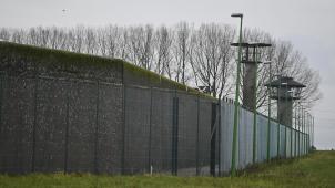 <p>Die Benutzung eines Mobiltelefons im Gefängnis ist verboten. Dennoch werden viele Handys durch Besucher eingeschmuggelt oder über Gefängnismauern (Bild: Lantin) geworfen. So können Häftlinge kriminell aktiv bleiben und Justizbeamte bedrohen.</p>