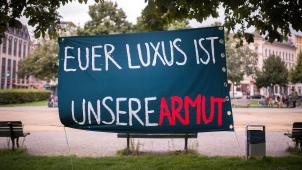 <p>Plakat vor einem Luxushotel in Berlin (Archivbild).</p>