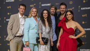 <p>Die Darsteller von „Dertigers“, Kristof Goffin, Evelien Van Hamme, Idalie Samad, Yannick De Coster, Tom Dingenen und Kim Van Oncen, auf dem „goldenen“ Teppich vor der ersten Verleihung der flämischen Medienpreise „Kastaars“ in Puurs Ende Januar 2023.</p>