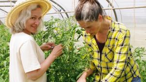 <p>Line Lerho (rechts) und Stefanie Rösner haben hiesige Höfe besucht und Gespräche mit den Landwirten geführt.</p>