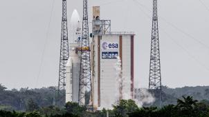 <p>Die Ariane-5-Rakete von Arianespace mit dem James-Webb-Weltraumteleskop der NASA an Bord steht auf der Startrampe des europäischen Weltraumbahnhofs, dem Guiana Space Center in Kourou.</p>