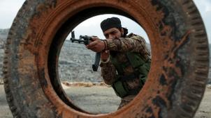 <p>Ein Kämpfer der HTS-Rebellengruppe bei Schießübungen</p>