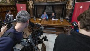<p>Bart De Wever (links) und Kathleen Van Brempt (rechts) traten am Samstagmorgen vor die Presse.</p>