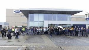 <p>Diese Aufnahme zeigt Ford-Mitarbeiter am Donnerstag, den 18. Dezember 2014, während des letzten Produktionstages im Werk in Genk.</p>