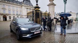 <p>De Wever verlässt in seinem Volvo den Königspalast.</p>