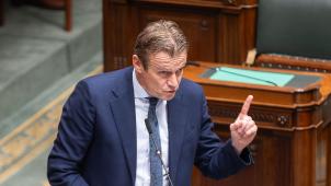 <p>„Zunächst ist es Aufgabe der Regierung, die Bürger zu schützen. Erst in zweiter Linie ist es sinnvoll, informierte und widerstandsfähige Bürger zu haben“, erklärte Paul Van Tigchelt.</p>